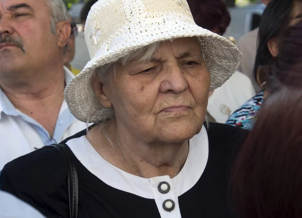 An elderly woman listen speach during a rally in Luhansk — Stock Photo, Image