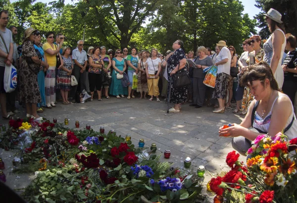 A woman lights the memory candle — Stock Photo, Image