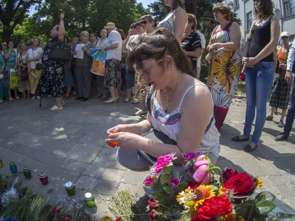 A woman lights the memory candle — Stock Photo, Image