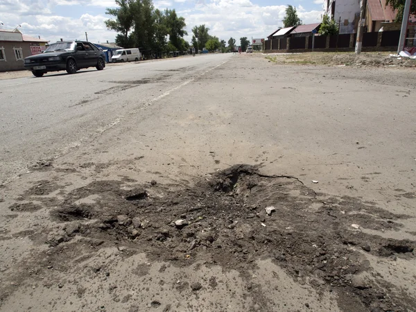 Embudo de minas en la carretera en el pueblo de Makarovo — Foto de Stock
