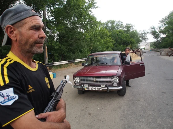 Angkatan Darat di Tenggara memperkuat pos pemeriksaan, Statisa Luchanskaya, Ukraina — Stok Foto