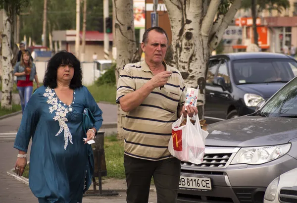 Coppia con cibo McDonalds — Foto Stock