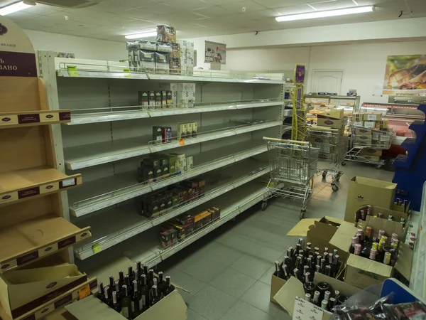 В Луганске закрываются магазины "Семья " — стоковое фото