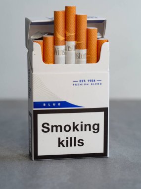  Kiev, Ukrayna, 1 Ekim 2021. Bu resimde, Japon Tütünü (ABD 'nin dışında) tarafından yapılmış bir paket Vinston Blue sigarası sergilenmektedir.