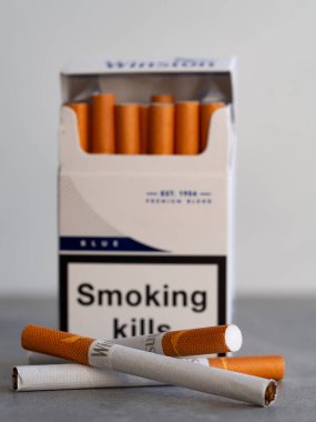  Kiev, Ukrayna, 1 Ekim 2021. Bu resimde, Japon Tütünü (ABD 'nin dışında) tarafından yapılmış bir paket Vinston Blue sigarası sergilenmektedir.