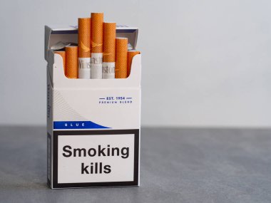  Kiev, Ukrayna, 1 Ekim 2021. Bu resimde, Japon Tütünü (ABD 'nin dışında) tarafından yapılmış bir paket Vinston Blue sigarası sergilenmektedir.