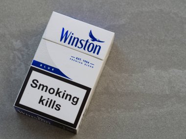  Kiev, Ukrayna, 1 Ekim 2021. Bu resimde, Japon Tütünü (ABD 'nin dışında) tarafından yapılmış bir paket Vinston Blue sigarası sergilenmektedir.