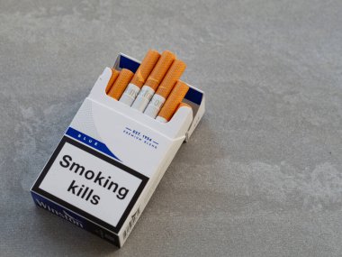  Kiev, Ukrayna, 1 Ekim 2021. Bu resimde, Japon Tütünü (ABD 'nin dışında) tarafından yapılmış bir paket Vinston Blue sigarası sergilenmektedir.