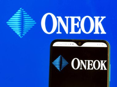 Kiev, Ukrayna, 5 Ekim 2021. Bu fotoğraf illüstrasyonunda Oneok, Inc. logosu akıllı telefondan gösteriliyor