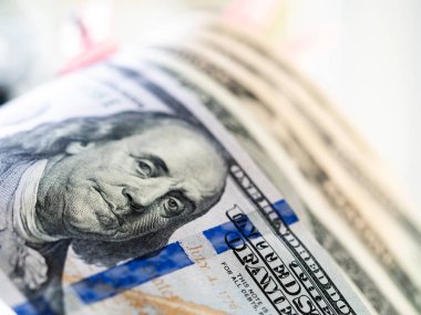 Bu resimde 100 dolarlık banknotların arka planı var.