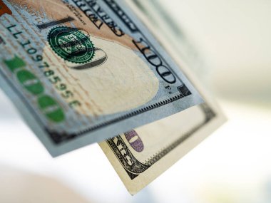 Bu resimde 100 dolarlık banknotların arka planı var.