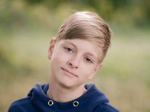 Outdoor Portret Van Blauw Oog Blond Kaukasische Tiener — Stockfoto