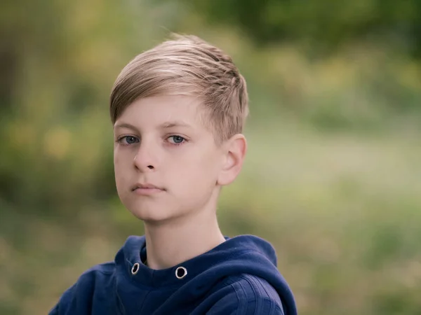 Portrait Extérieur Adolescent Caucasien Blond Aux Yeux Bleus — Photo