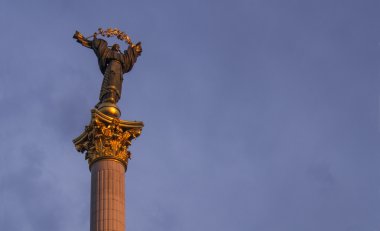 Gün batımında bağımsızlık anıtı