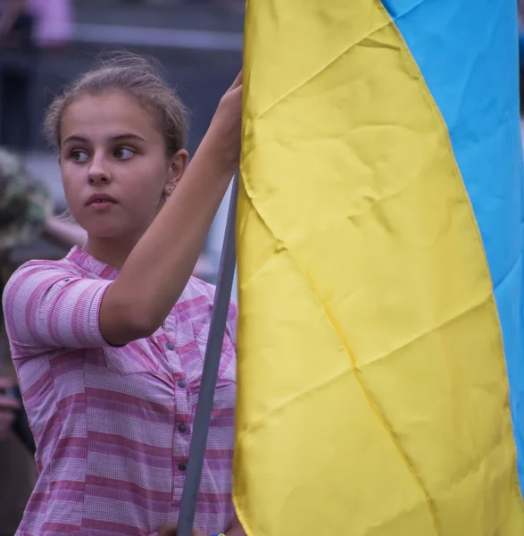 Flicka med en ukrainska flagga — Stockfoto