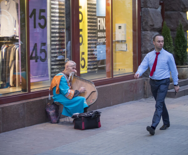 Мужчина играет на бандуре в Киеве
