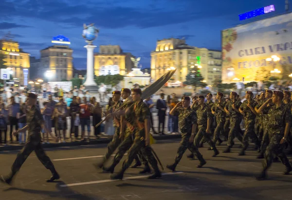 Ensayo de desfile militar en Kiev antes del Día de la Independencia — Foto de Stock