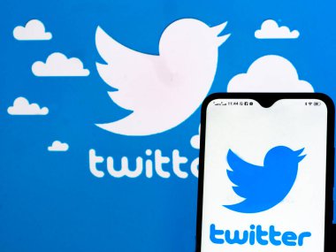 Kiev, Ukrayna, 20 Ekim 2021. Bu fotoğraf illüstrasyonunda Twitter, Inc. logosu akıllı telefondan gösteriliyor