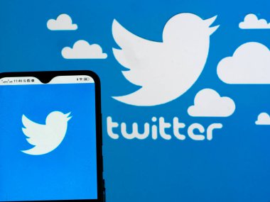 Kiev, Ukrayna, 20 Ekim 2021. Bu fotoğraf illüstrasyonunda Twitter, Inc. logosu akıllı telefondan gösteriliyor