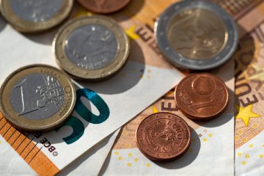 50 avroluk banknot ve çeşitli madeni paralar yığını