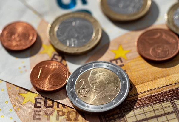 堆放50欧元钞票和各种硬币 — 图库照片