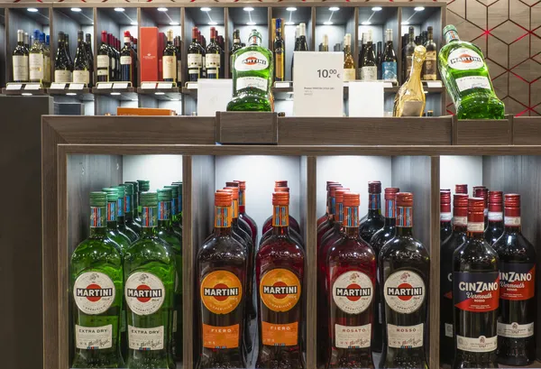 Kiev Ucrania Noviembre 2021 Vermouth Martini Cinzano Muestran Estante Tienda — Foto de Stock