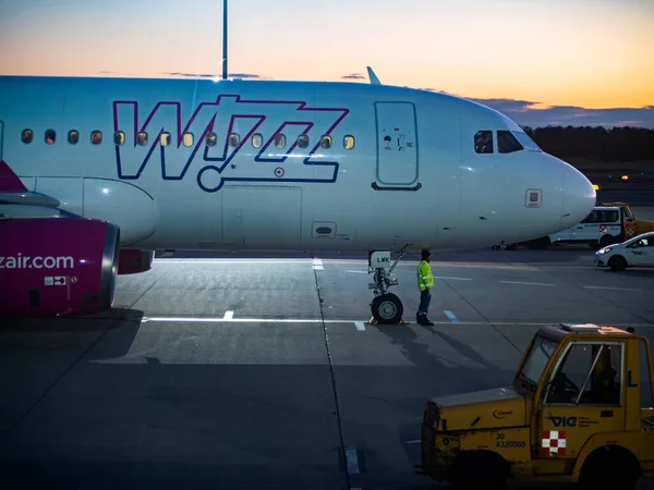 ウィーン オーストリア 2021年11月5日 ウィーン空港におけるビザズ航空機 — ストック写真