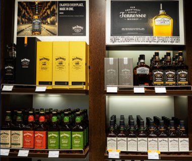 Kiev, Ukrayna - 2 Kasım 2021: Jack Daniel Tennesee Whiskey Boryspil Uluslararası Havalimanı 'ndaki Duty Free mağazasının rafında sergilendi