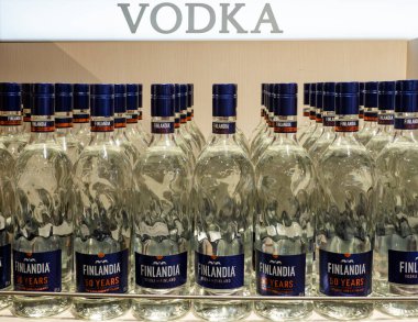 Kiev, Ukrayna - 2 Kasım 2021: Finlandiya Votkası Boryspil Uluslararası Havalimanı 'ndaki Duty Free mağazasının rafında sergilendi