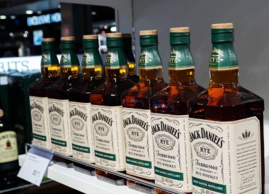 Kiev, Ukrayna - 2 Kasım 2021: Jack Daniel Rye Tennesee Whiskey Boryspil Uluslararası Havalimanı 'ndaki Duty Free mağazasının rafında sergilendi