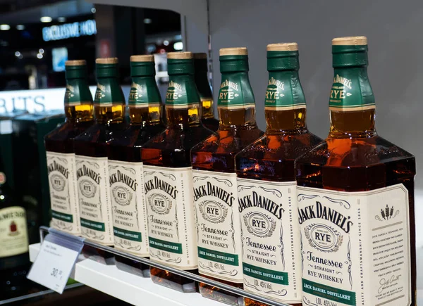Kiev, Ukrayna - 2 Kasım 2021: Jack Daniel Rye Tennesee Whiskey Boryspil Uluslararası Havalimanı 'ndaki Duty Free mağazasının rafında sergilendi