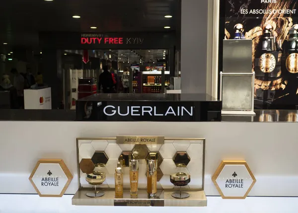 Kiev Ucrânia Novembro 2021 Perfumes Guerlain Exibidos Prateleira Duty Free — Fotografia de Stock