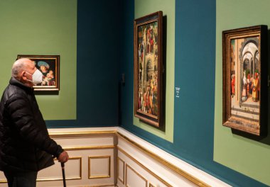 Viyana, Avusturya - 3 Kasım 2021: Sergide bastonlu yaşlı bir adam. Avusturya, Durer Çağı 'ndaki Kuraklık Çağı Belvedere Müzesi' ndeki Rönesans Kapısı 'nda sergileniyor.