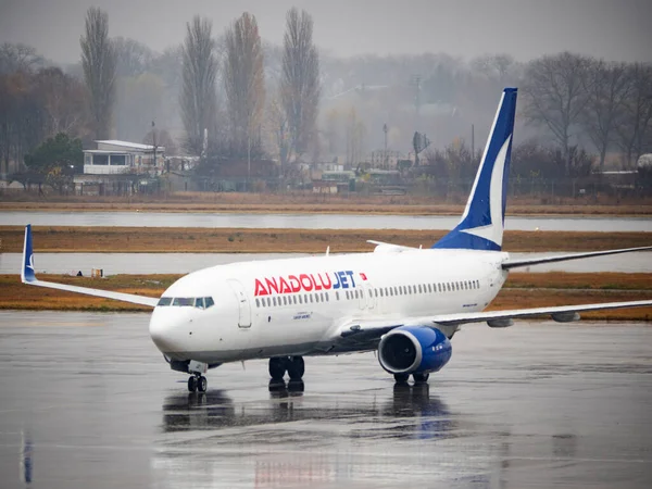 キエフ ウクライナ 2021年11月2日 ボリスピル空港のアナドル航空機 2021年の初め以来 ボリスピル空港は800万人以上の乗客にサービスを提供しています — ストック写真