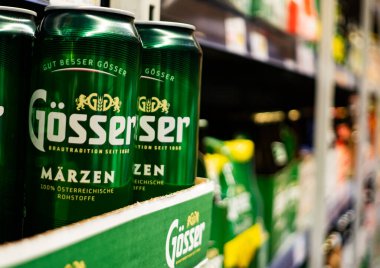 Viyana, Avusturya - 3 Kasım 2021: Gosser Marzen bira kutuları mağazada
