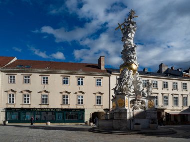 Baden Bei Wien, Avusturya - 4 Kasım 2021 Salgın Sütunu merkez meydanda. Bu tür barok sütunlar çeşitli azizlerle çevrili Bakire Meryem heykeliyle süslenmişti..