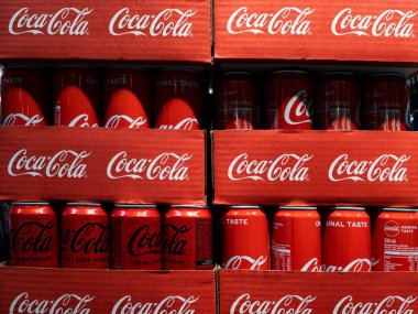 Gdansk, Polonya - 2 Aralık 2021: Coca-Cola meşrubatı mağazada
