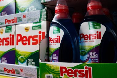Gdansk, Polonya - 2 Aralık 2021: Mağazada Persil sıvı çamaşır deterjanı şişesi