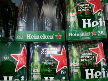 Gdansk, Polonya - 2 Aralık 2021: Bir süpermarkette Heineken birası kutuları