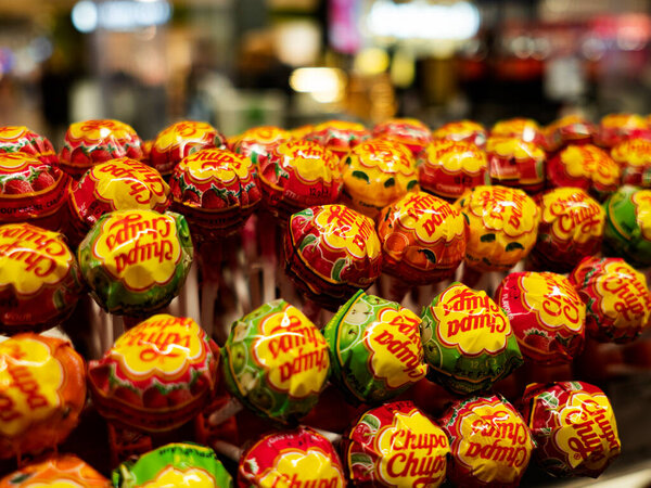 Гданьск, Польша - 2 декабря 2021 года: Леденцы Chupa Chups на полке магазина