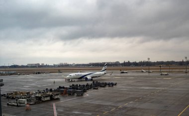 Kiev, Ukrayna - 1 Aralık 2021: El Al İsrail Havayolları Boeing 737-858 (WL) Boryspil Havalimanı 'nda 4X-EKB uçağı ruhsatlı.