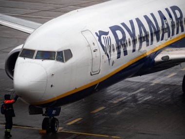 Kiev, Ukrayna - 1 Aralık 2021: Ryanair Boeing 737-800 Boryspil Havaalanı.