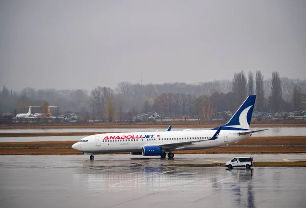 キエフ ウクライナ 2021年11月2日 ボリスピル空港のアナドル航空機 2021年の初め以来 ボリスピル空港は800万人以上の乗客にサービスを提供しています 2019年10月の危機前の数字と比較して71 回復した旅客輸送 — ストック写真