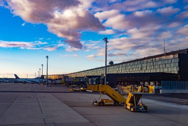 Viyana, Avusturya - 2 Kasım 2021: Viyana Uluslararası Havalimanı 'nın (Almanca Flughafen Wien-Schwechat) uçak park alanının yanından görünüşü 