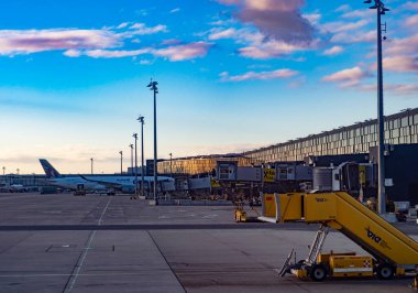 Viyana, Avusturya - 2 Kasım 2021: Viyana Uluslararası Havalimanı 'nın (Almanca Flughafen Wien-Schwechat) uçak park alanının yanından görünüşü 