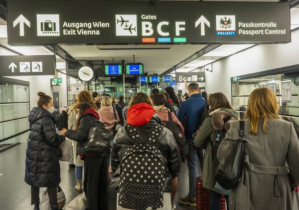 Viena Austria Noviembre 2021 Los Pasajeros Hacen Cola Para Control —  Fotos de Stock