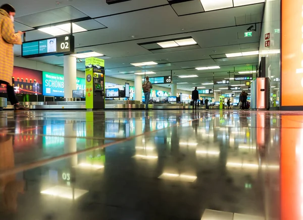 2021年11月2日 奥地利维也纳 维也纳国际机场 Flughafen Wien Schwechat 的行李收集区和出入口 — 图库照片