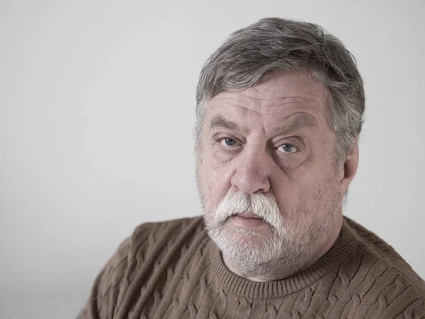 Retrato Hombre Mayor Caucásico Sobre Fondo Blanco — Foto de Stock