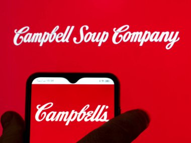 Kiev, Ukrayna - 22 Aralık 2021: Campbell Çorba Şirketi 'nin bu fotoğraf illüstrasyonunda arka planda bir akıllı telefonda gösterilen logo.