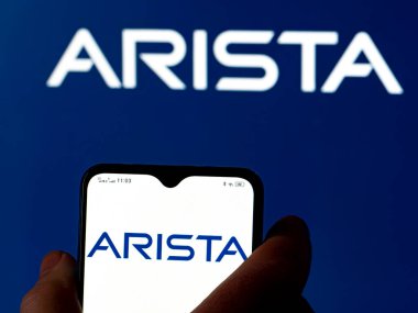 Kiev, Ukrayna - 27 Aralık 2021: Bu fotoğraf illüstrasyonunda Arista Networks, Inc. logosu akıllı telefondan sergilenmektedir